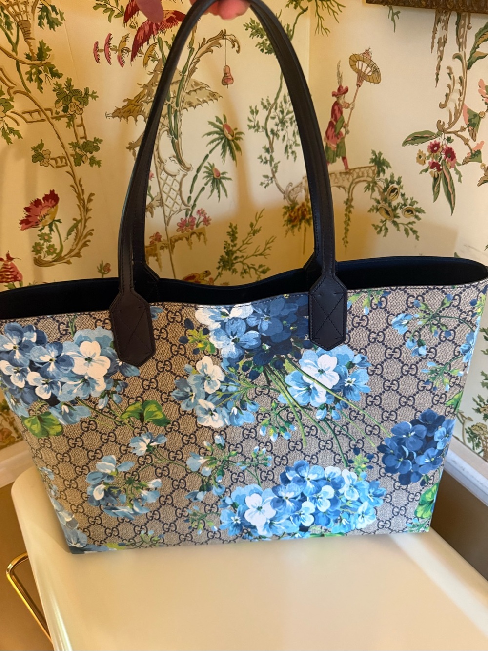 Gucci GG Supreme Blooms Medium Reversible Tote – Blue Floral / Navy